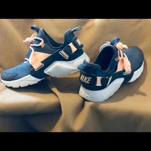 Nike women Huaraches city low